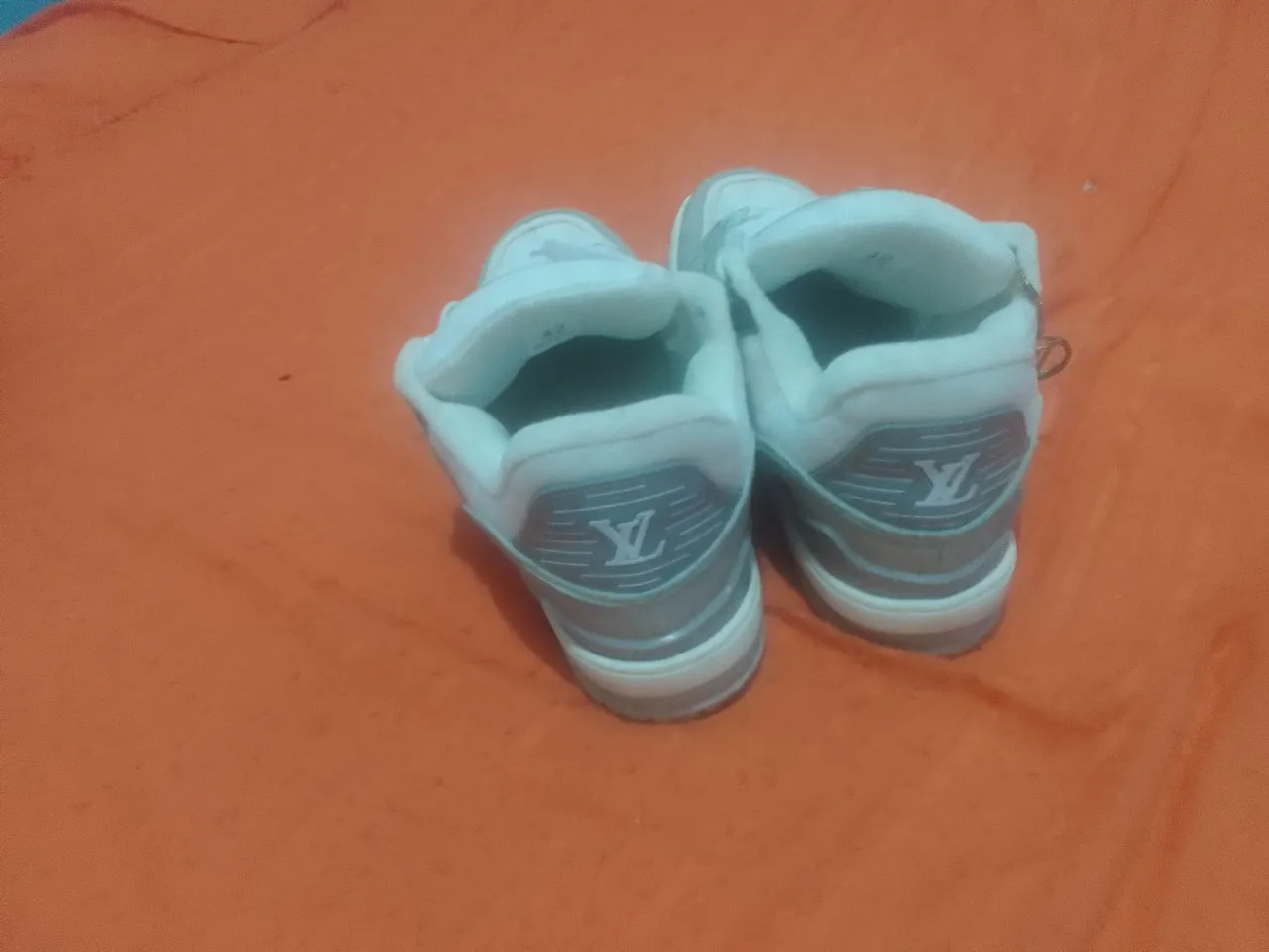 Tênis Branco com Detalhes Cinza