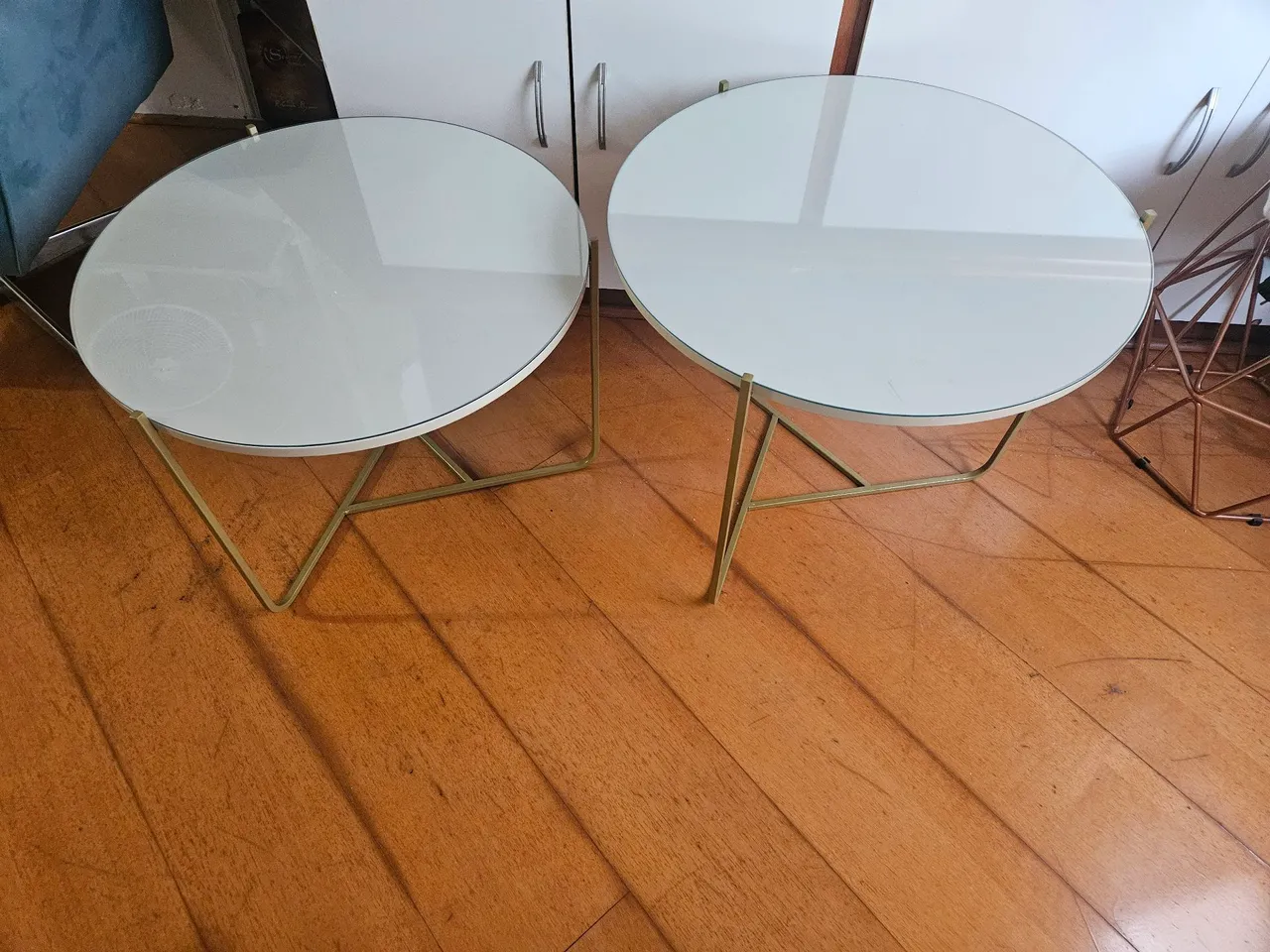 Mesas de canto redondas com design moderno