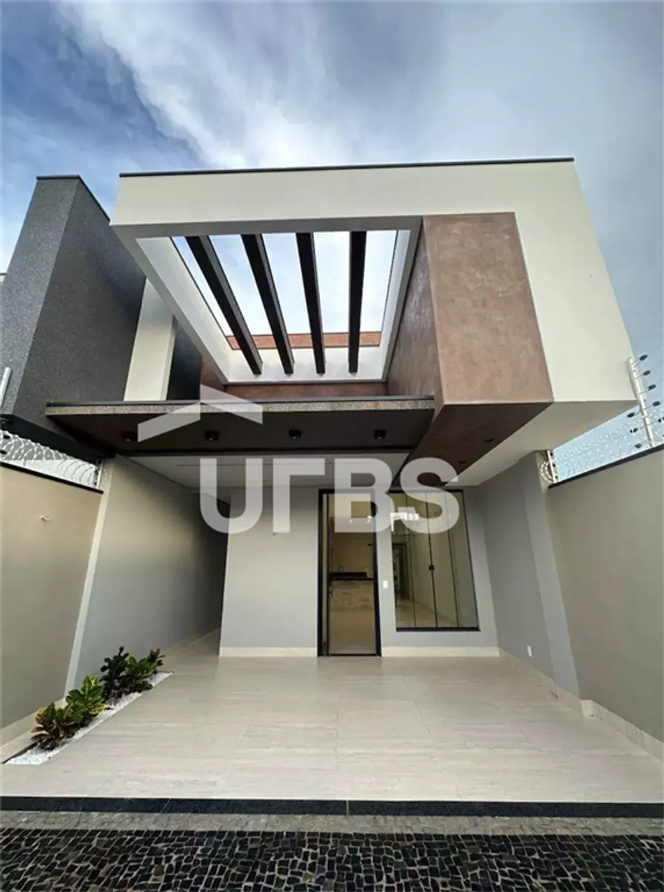 Casa na 505 Sul com 3 suítes