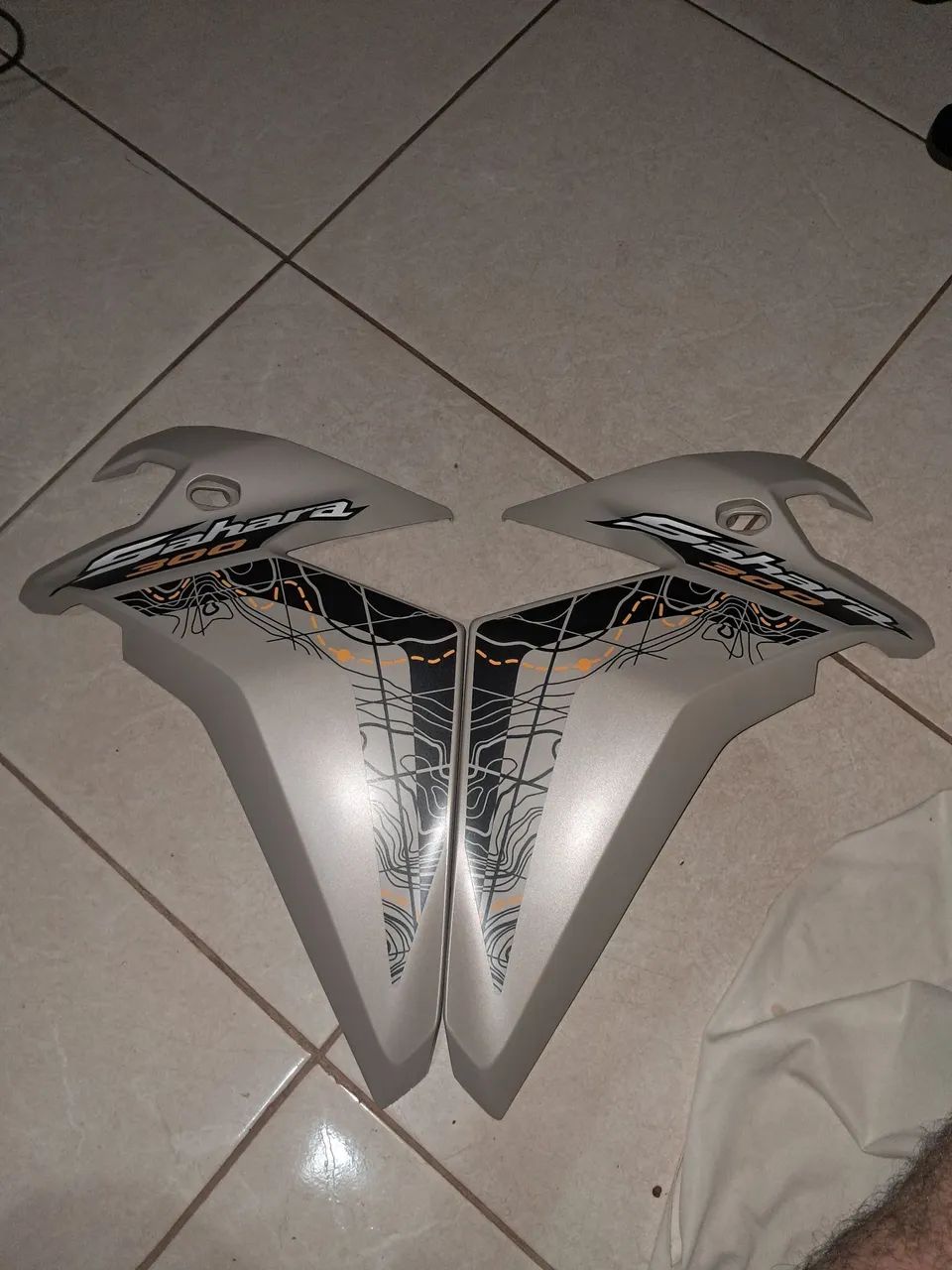 Par de asa dianteira Sahara 300 Adventure