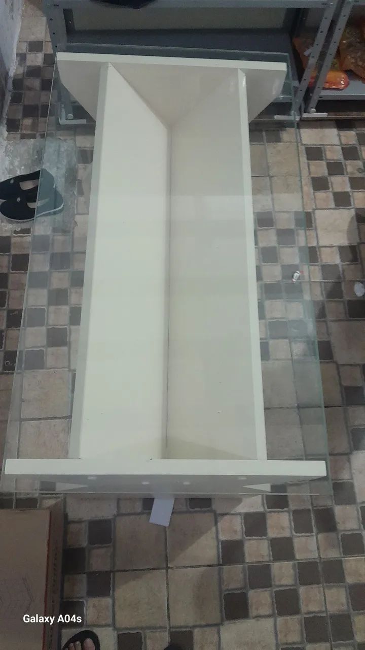 Mesa de centro em vidro e madeira