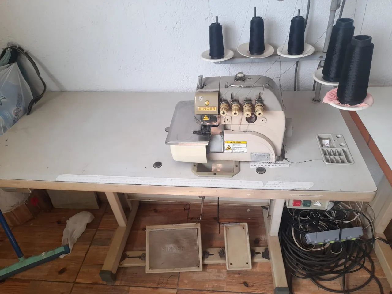 Máquina Interloq marca Singer  - Foto 2