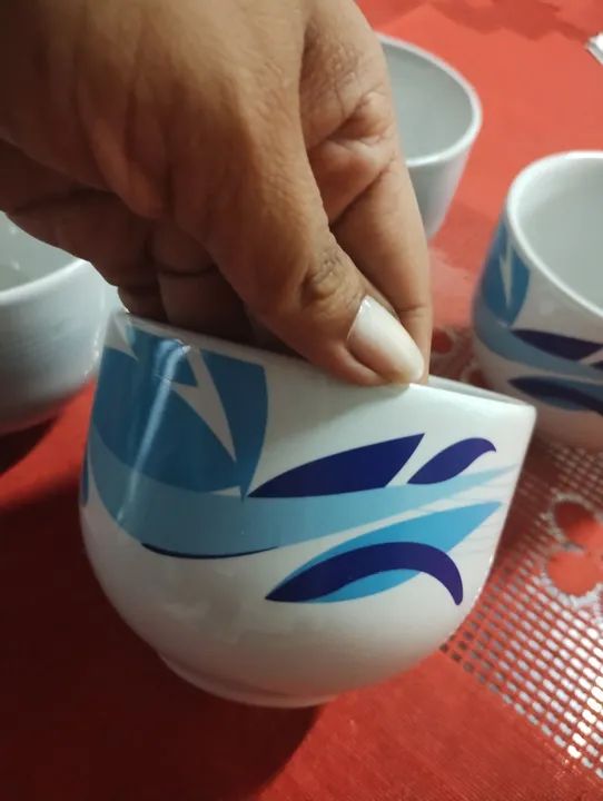 Conjunto de xícaras, pires e jarra de porcelana  - Foto 2