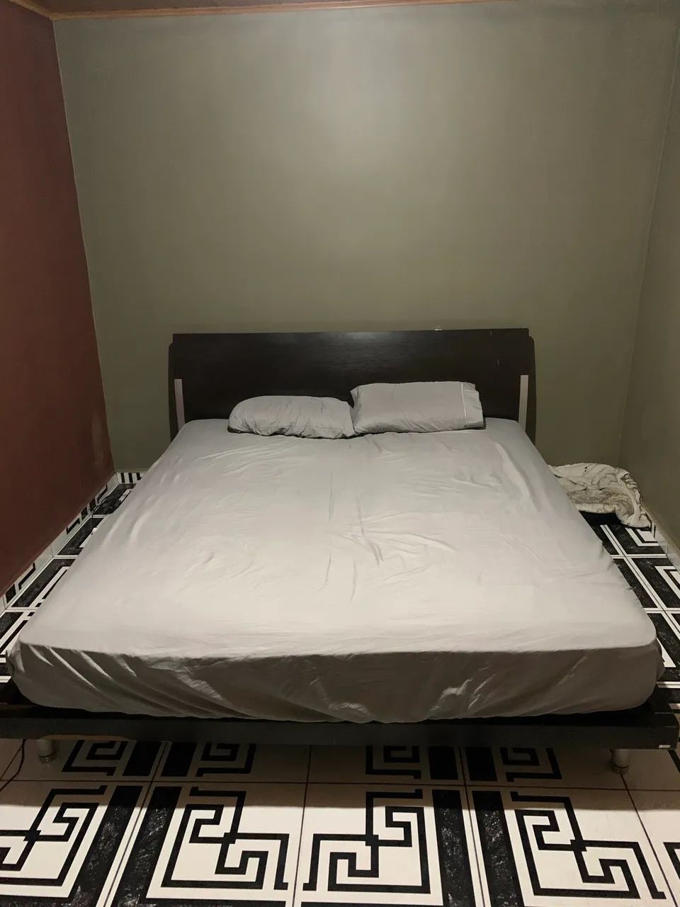 Cama King Size 2,0x1,90 com colchao - Foto 4