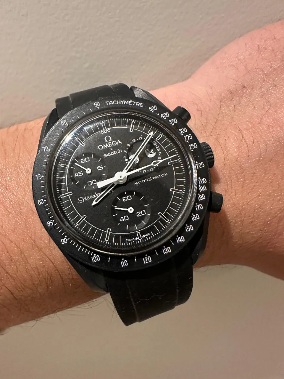 RELÓGIO OMEGA x SWATCH - MISSION TO THE MOONPHASE - NEW MOON (SNOOPY EDITION)