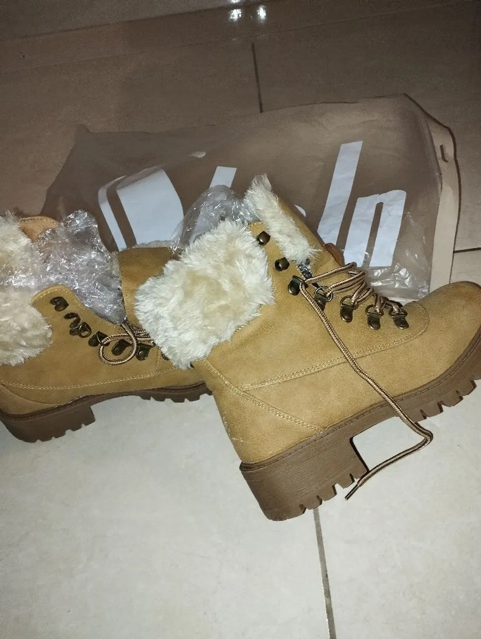 Botas Femininas Bege com Detalhes em Pelúcia