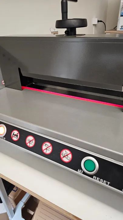 Guilhotina de mesa Elétrica 220v Modelo E330D - Foto 2