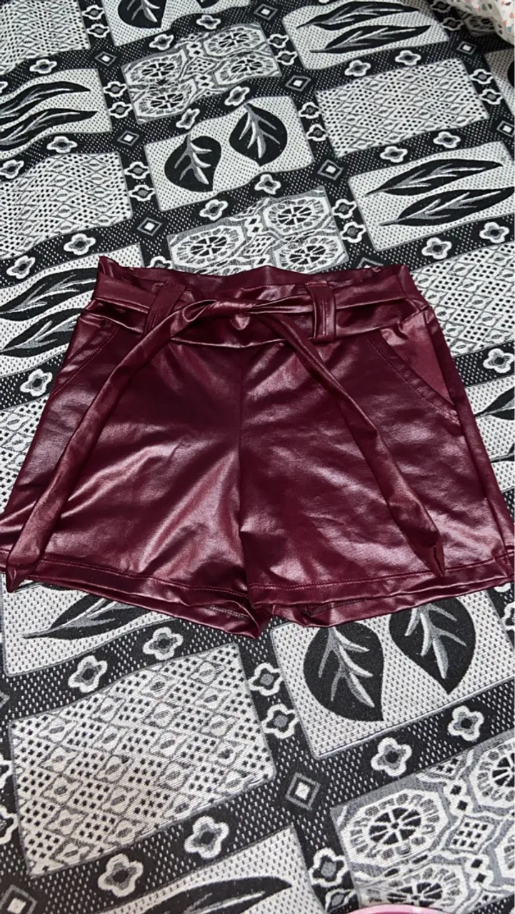 Shorts de Couro Sintético Bordô com Cinto