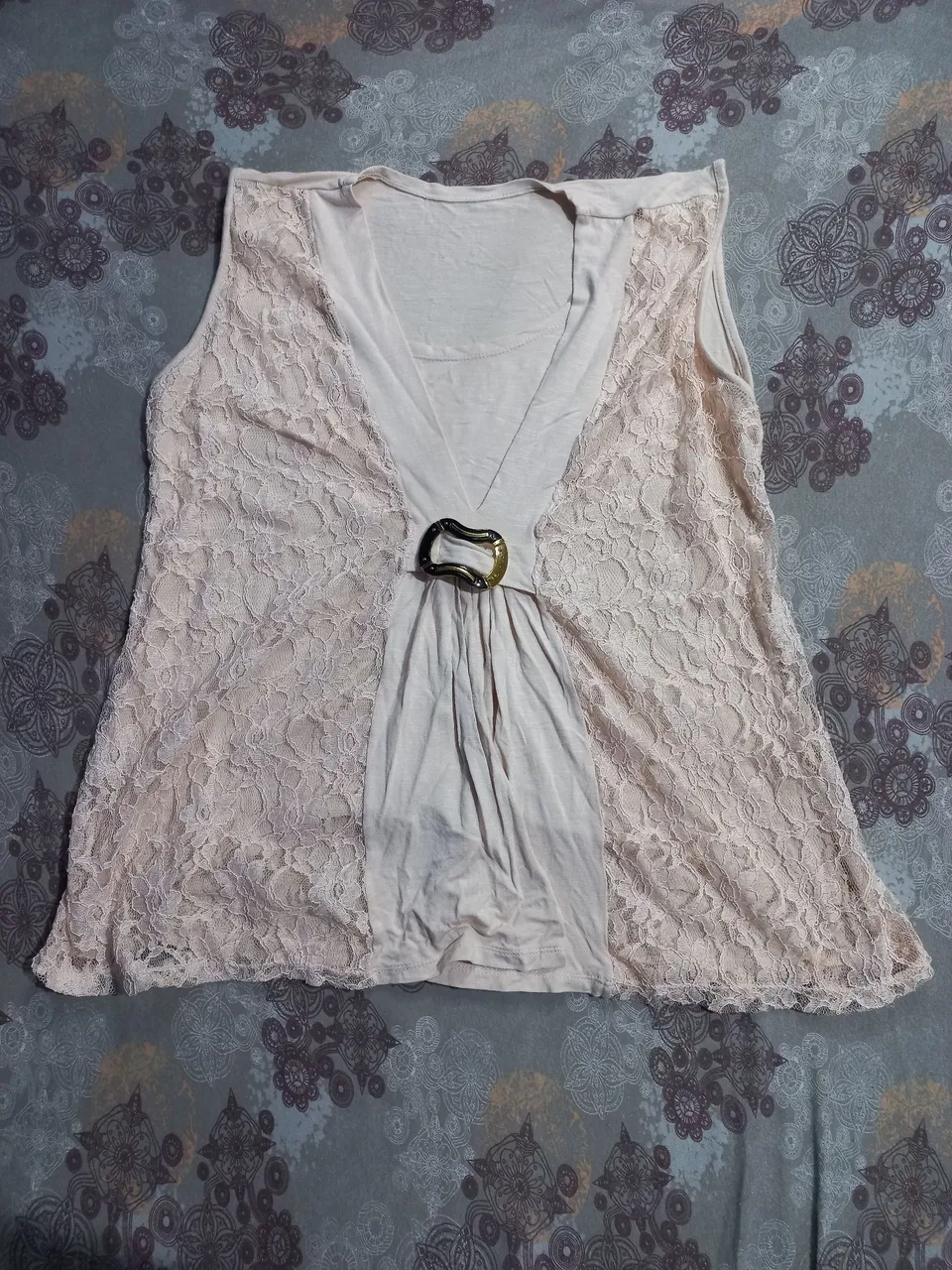 Blusa Feminina com Detalhe em Renda e Fivela