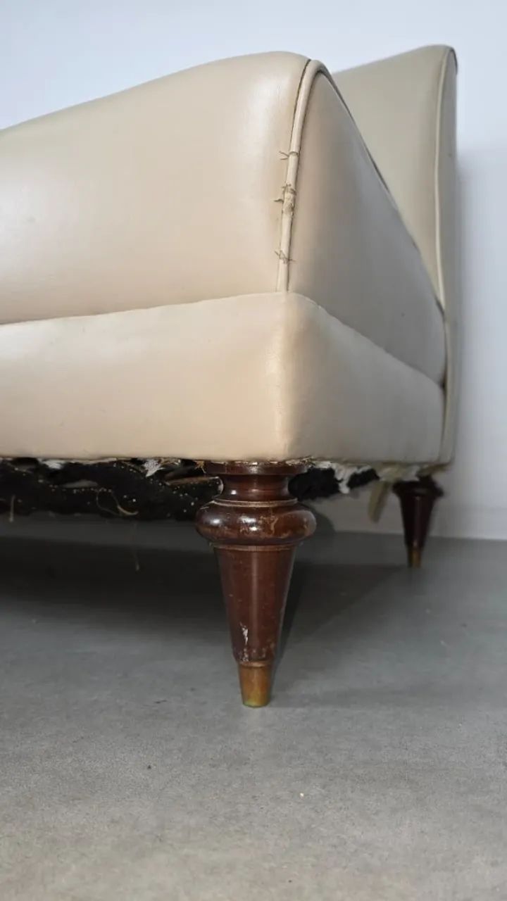 Sofá Década de 50, mantendo moleiro original em metal nobre65576053118083121