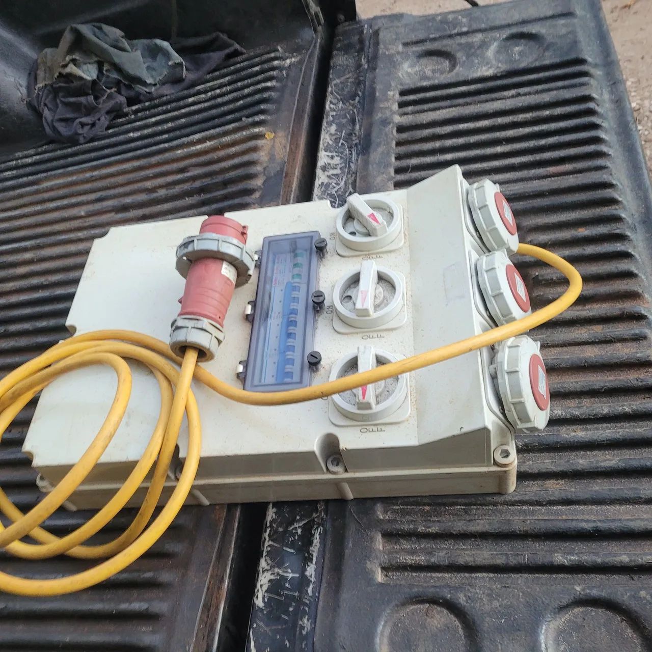 Quadro de Tomadas Industrial - Alta Resistência agua para canteiro de obras  com 3 tomadas - Foto 2