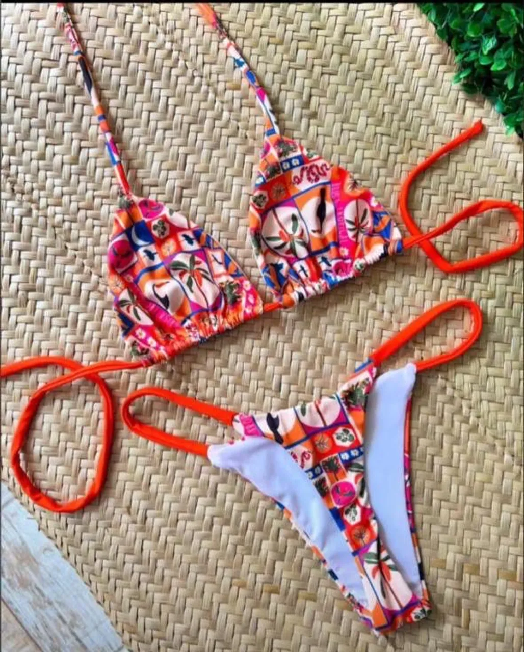 Biquíni estampado vibrante para o verão