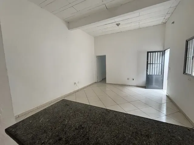 Casa Ampla com Varanda Espaçosa e Acabamento Moderno