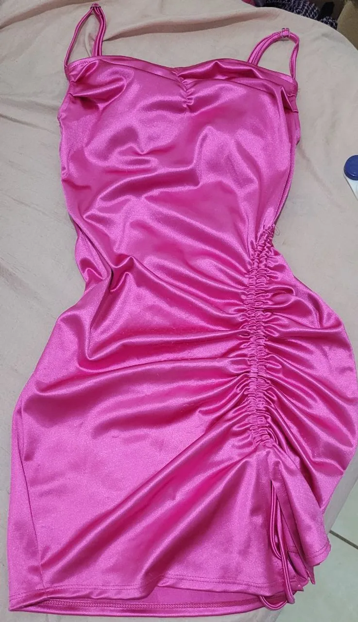 Vestido rosa de cetim com detalhes franzidos