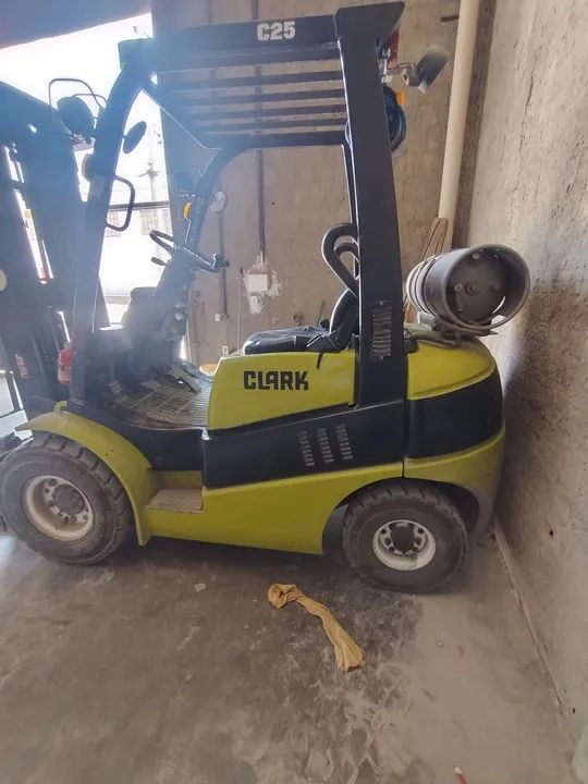 Empilhadeira Clark C25  2010 2.500 KG