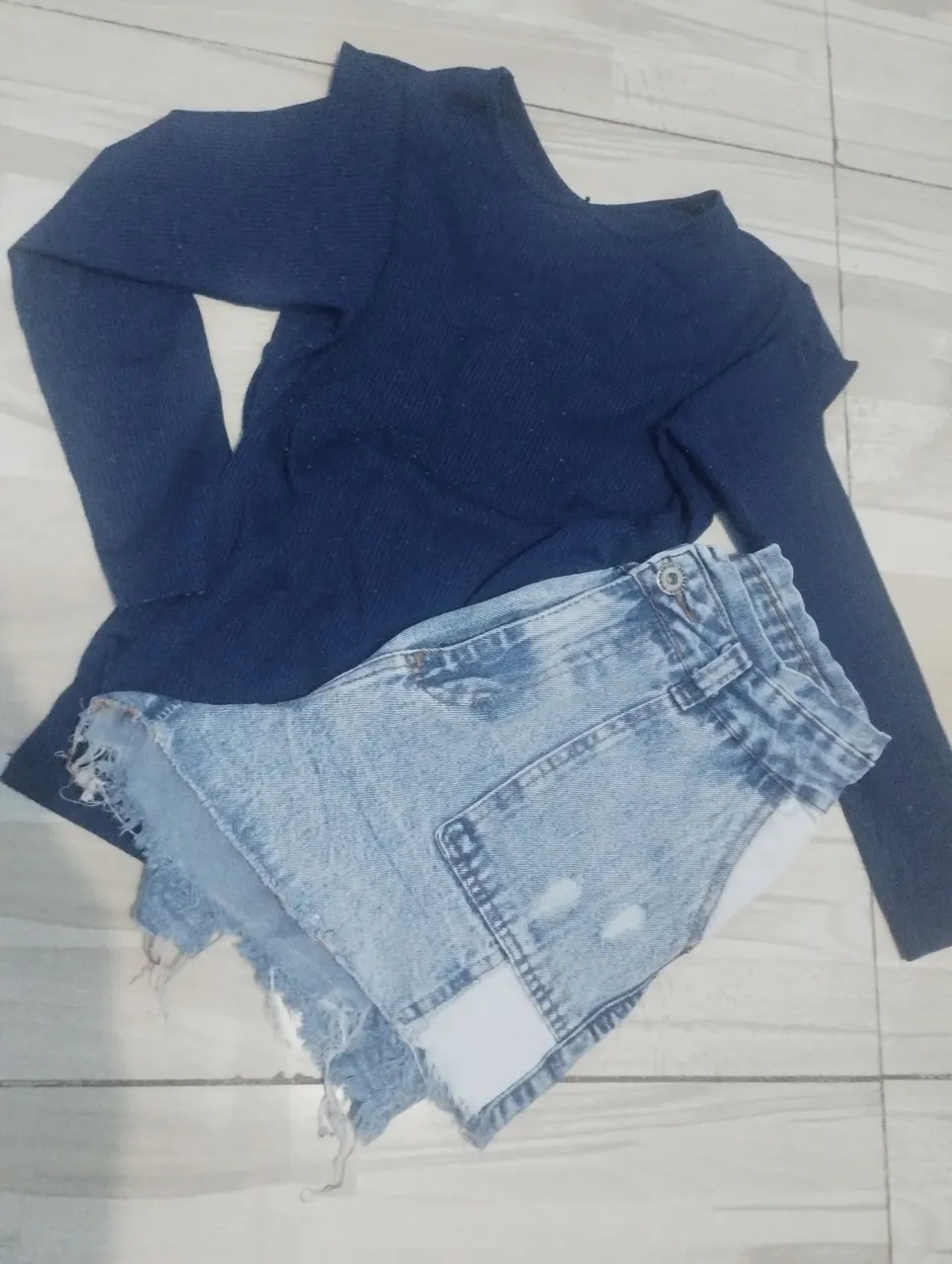 Conjunto Blusa Manga Longa Azul e Short Jeans Desfiado