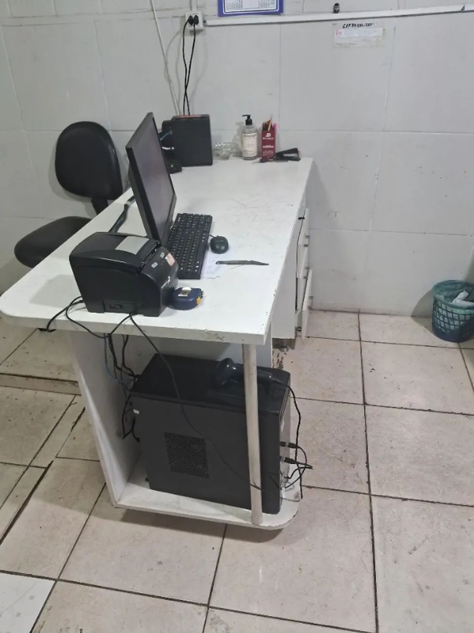 Mesa escritório mdf branca 3 gavetas  - Foto 3