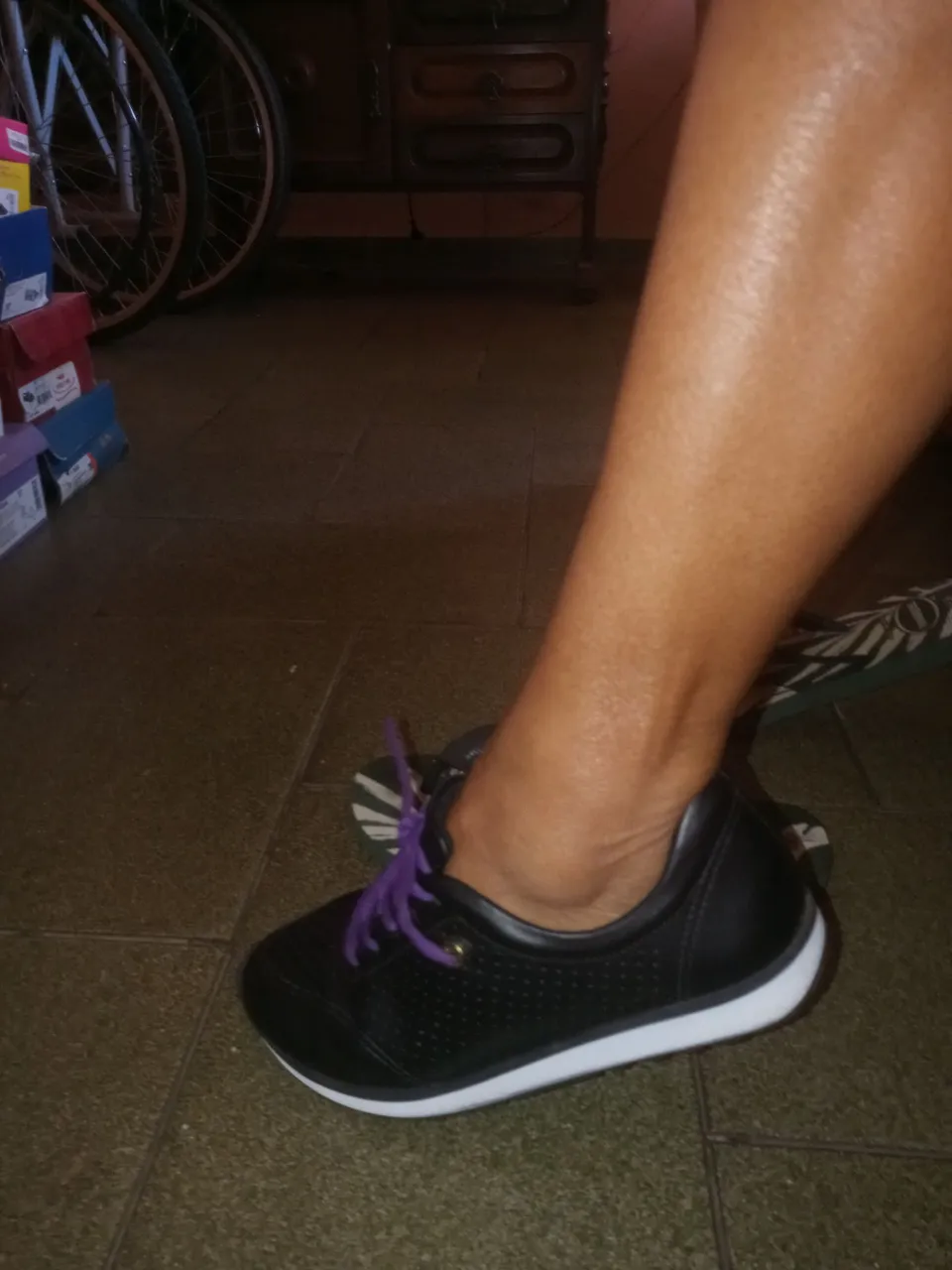 Tênis feminino preto com cadarço roxo