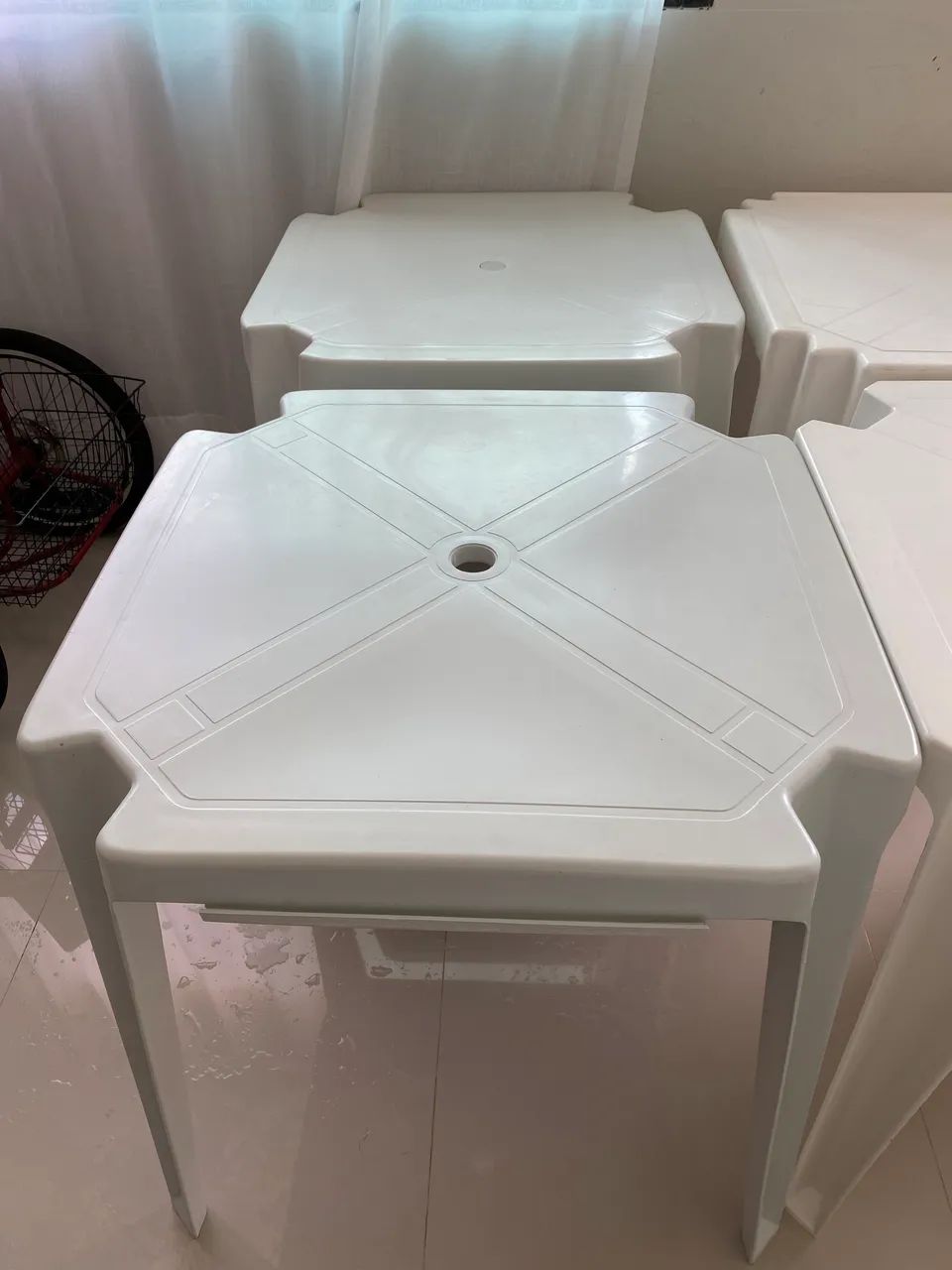Jogo de mesas e cadeiras 64169952102658124