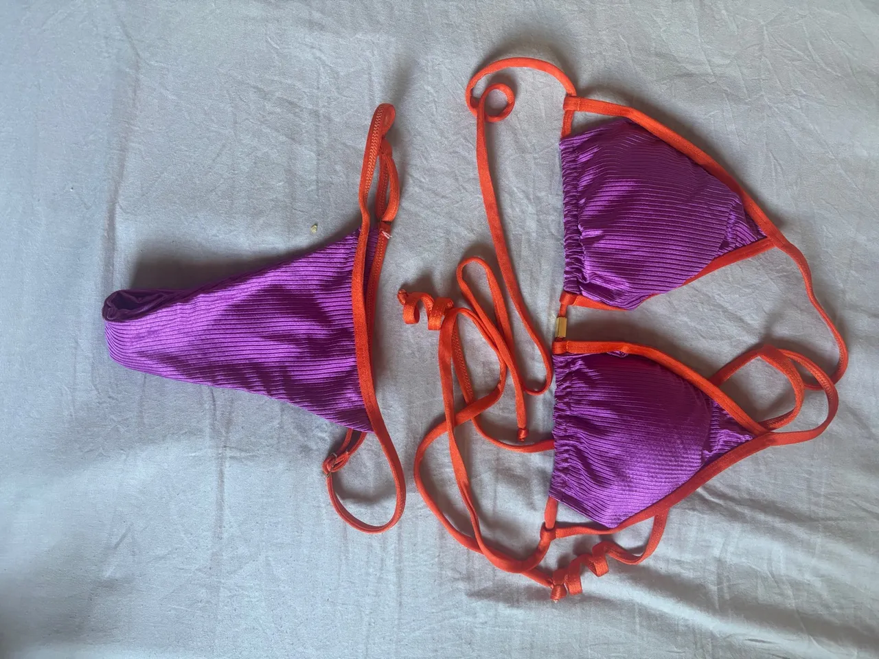 Biquíni Roxo com Detalhes Laranja