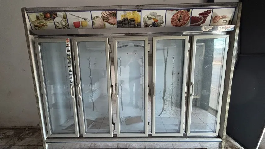 Geladeira Expositora 5 Portas em Inox - Ideal para Comércios!