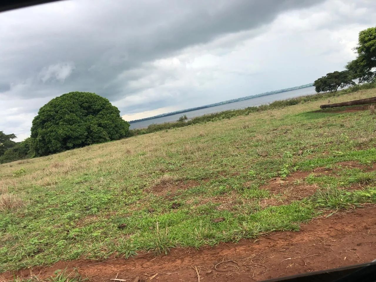 Fazenda na beira do rio grande 