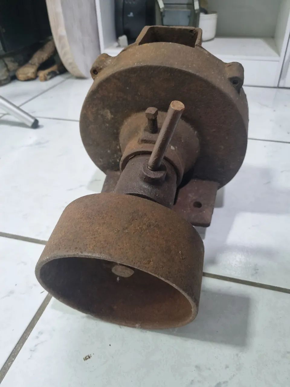 Antigo triturador de grãos  - Foto 3
