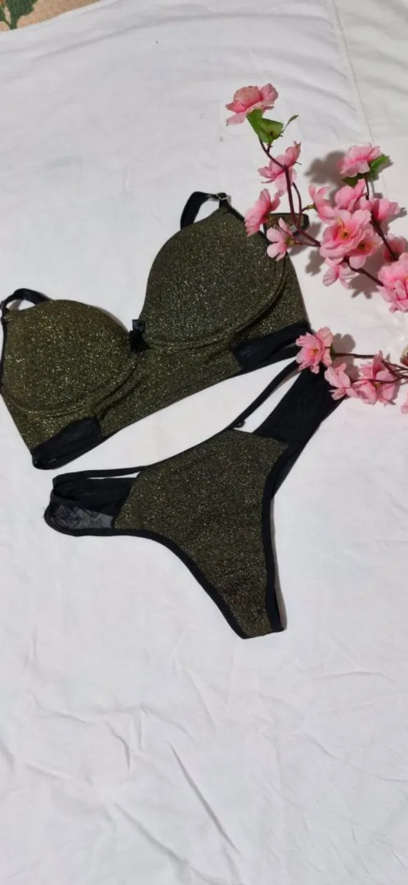 Conjunto de lingerie dourada com detalhes em preto