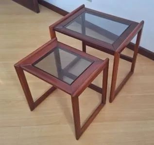 Par de Mesas de Canto em Madeira e Vidro