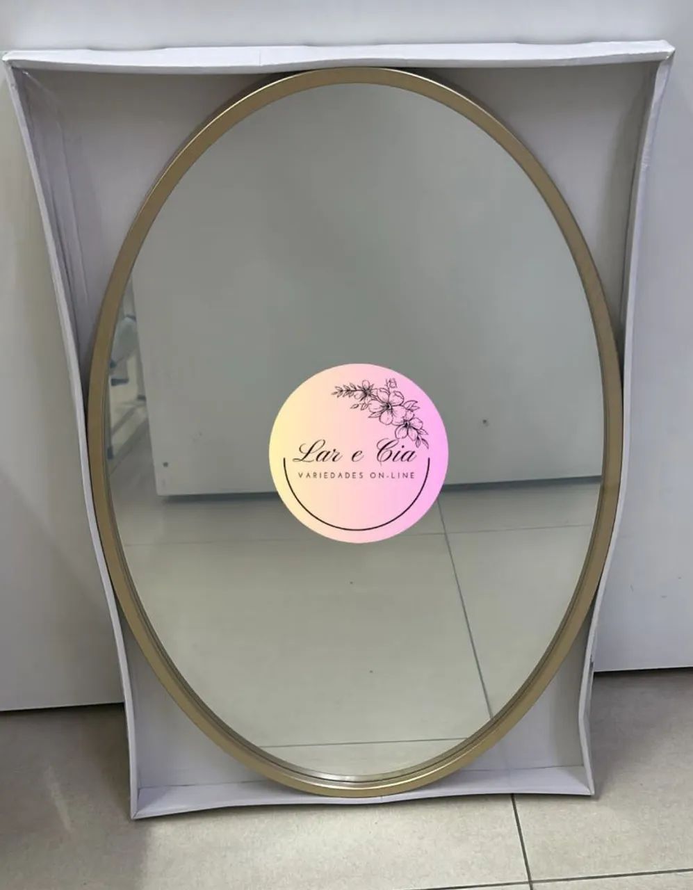 Espelho Decorativo com Moldura Dourada
