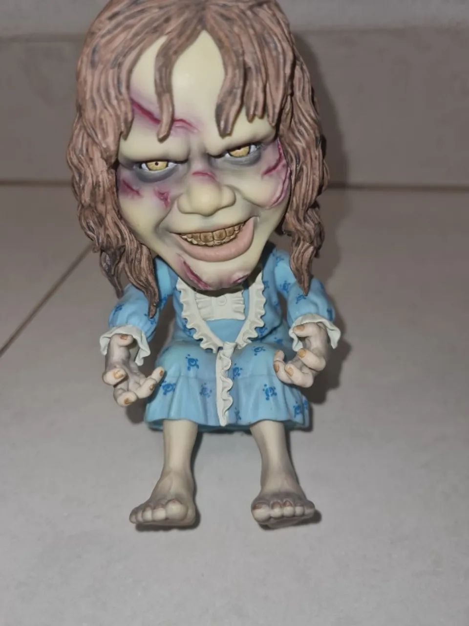 Exorcist Mezco - The Regan 6 Stylized Figure - Foto 5