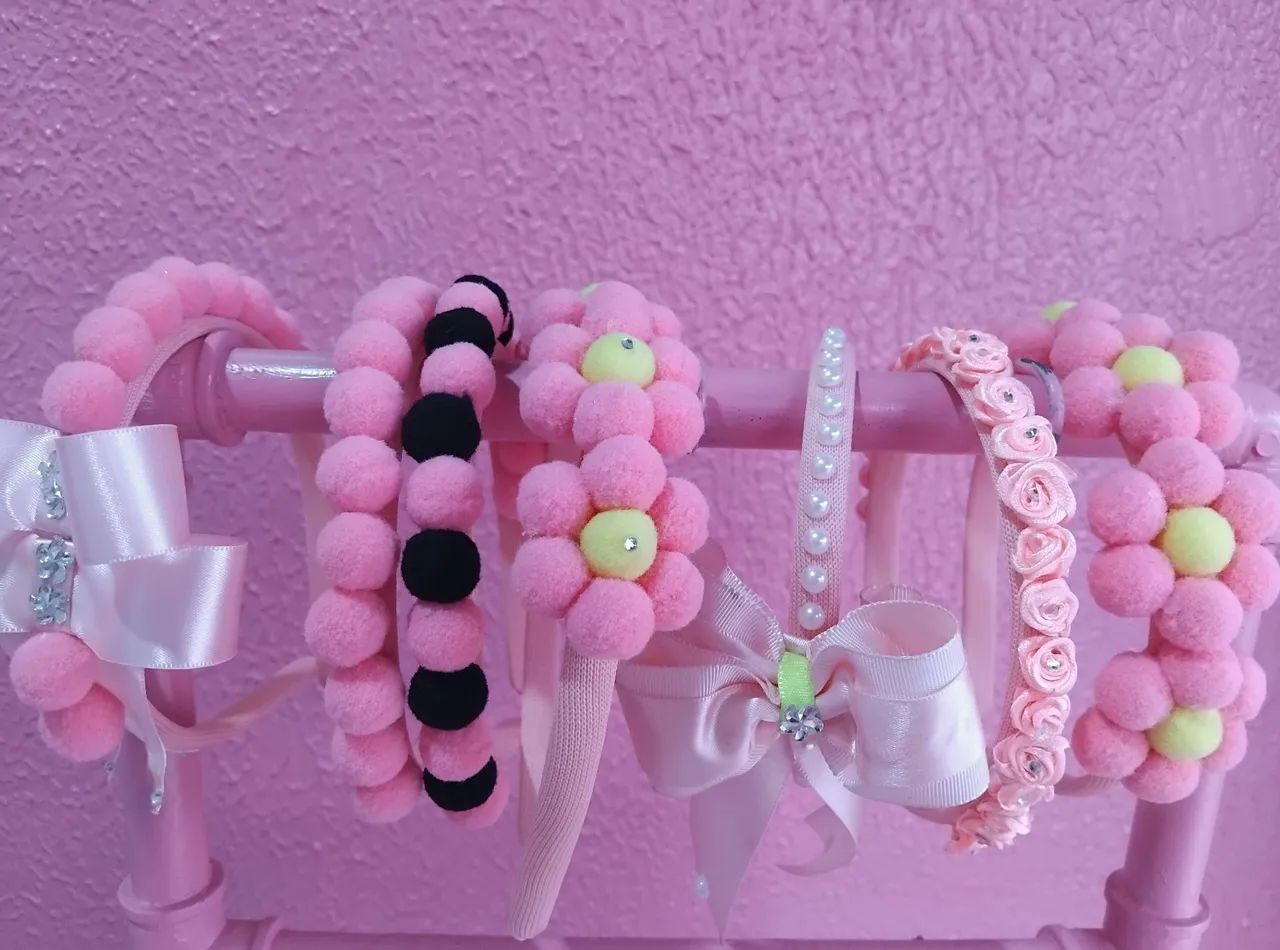 Tiaras, pulseiras, alcinha de celular e accesorios.