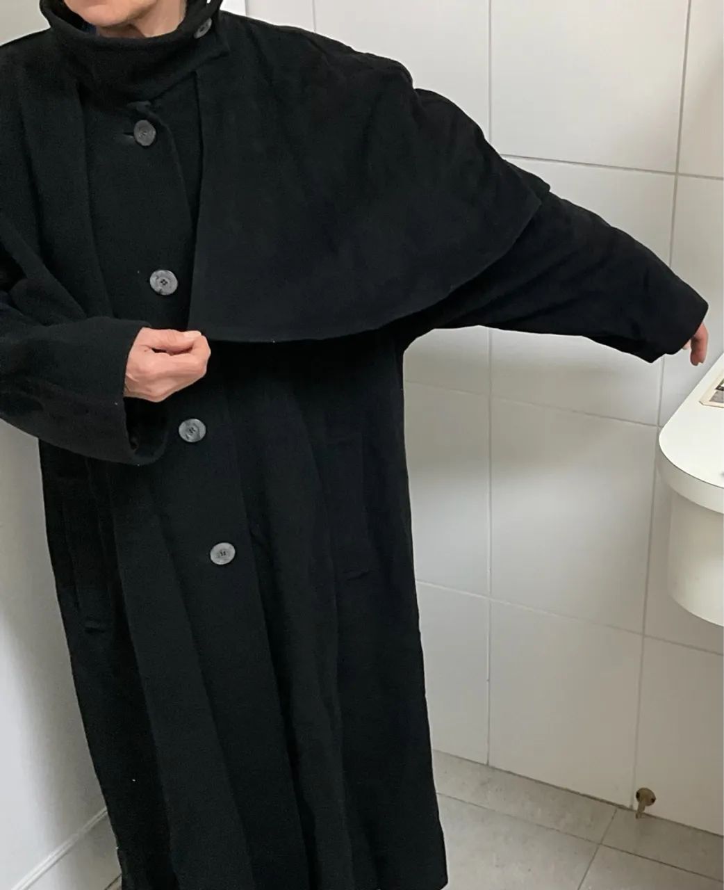 Casaco longo preto com capa - Foto 3
