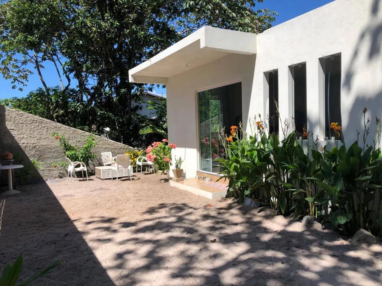 Casa recém construída, estilo studio, pronta para ampliação, em rua otima.