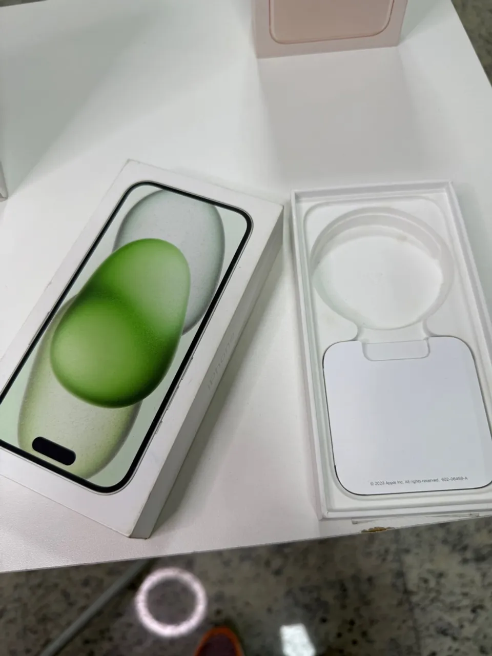 Caixa usada do iPhone 15 - 128GB - Verde