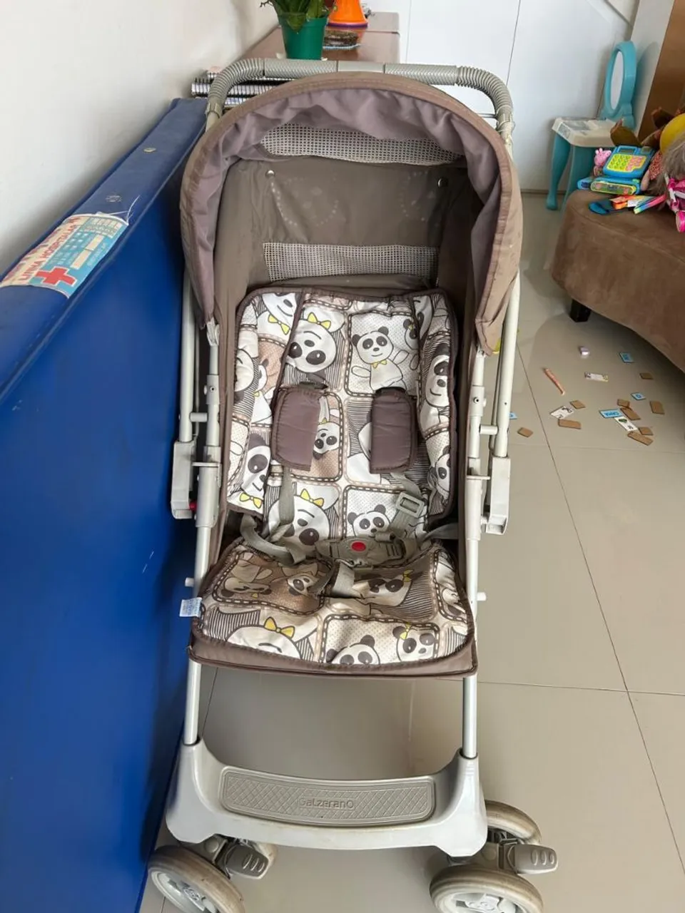 Carrinho de bebê com estampa de pandas