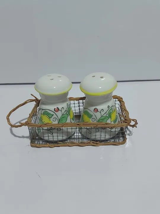Par de Saleiros/Pimenteiros Decorativos em Cerâmica - Foto 4