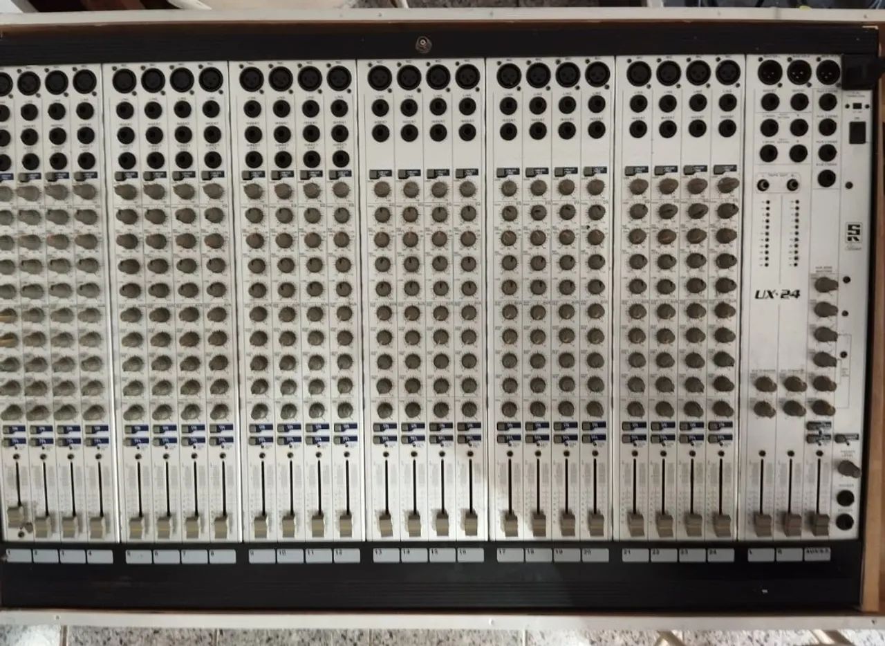 Mesa De Som Staner UX-24, R$1.600.00. *.