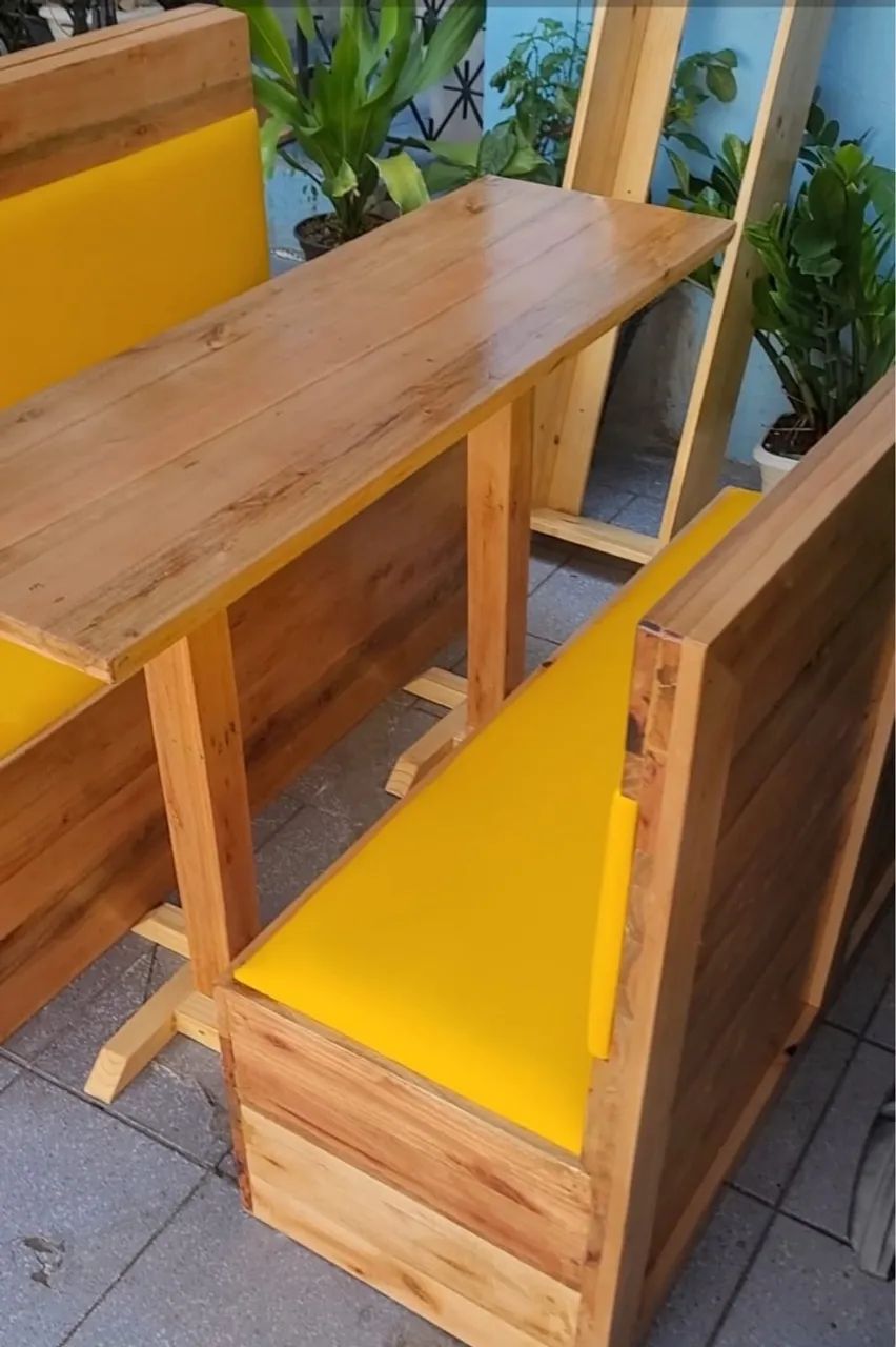 Conjunto de mesa e bancos para loja