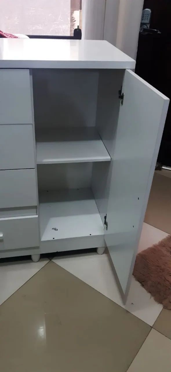 Cômoda branca de 4 gavetas com 1 porta - Foto 3