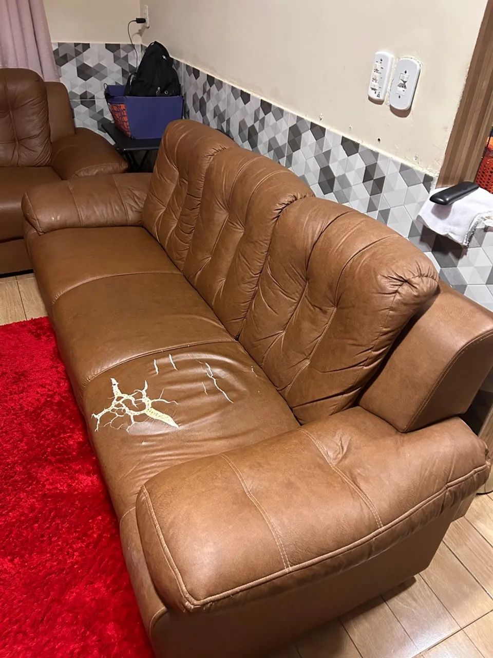 Sofá de Couro Marrom com Detalhes64385783278467123