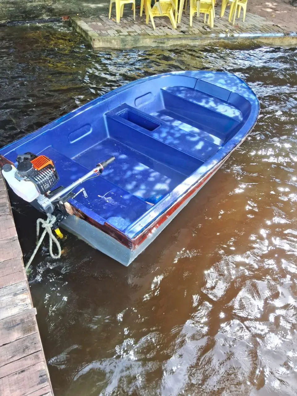 Barco com motor gasolina