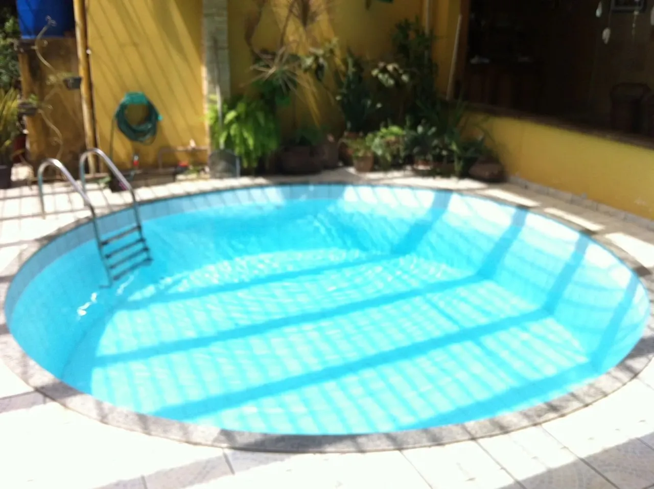 GO UP vende, ampla casa em excelente localização, 3 suítes, piscina, 4 vagas.