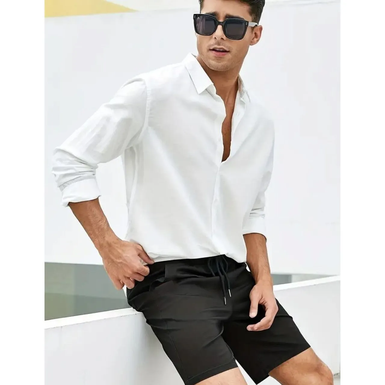 Conjunto Casual: Camisa Branca e Bermuda Preta