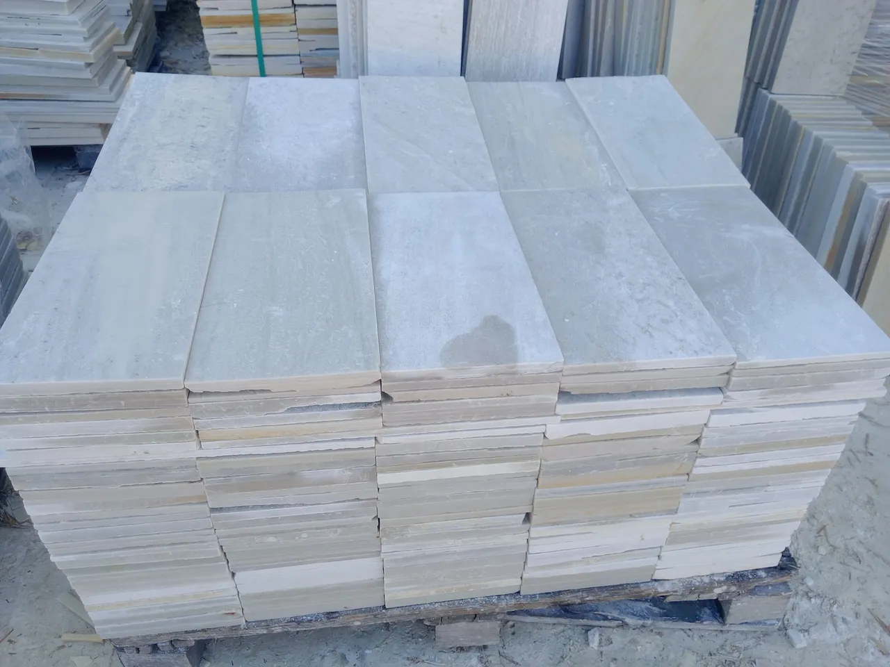 Pisos de pedras são Tomé 27x57 na cor branco natural