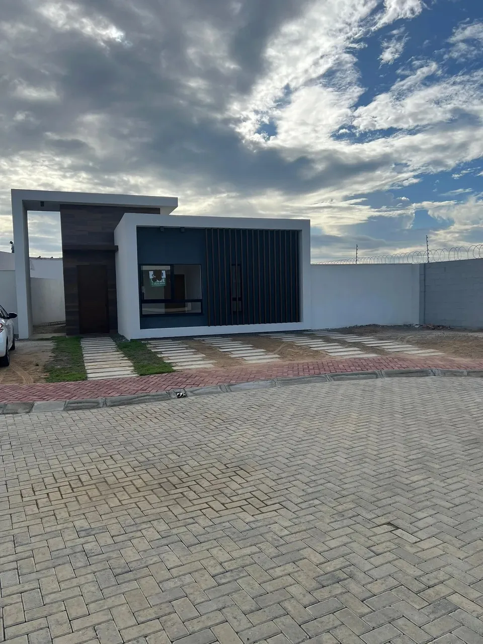 Locação - Lantai Residencial | Casa com 3 Suítes - Bairro Sim