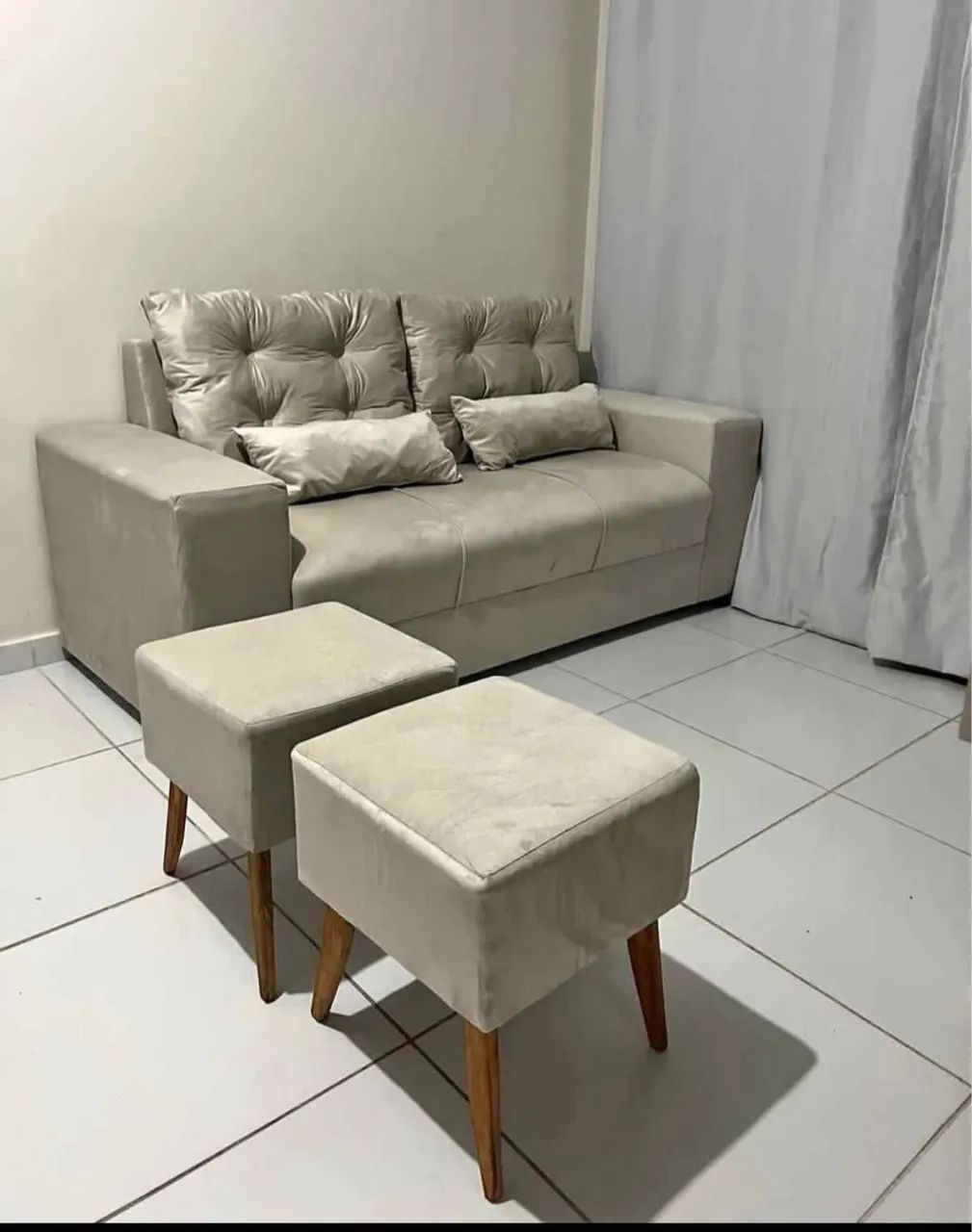 Sofá e banquetas - Lumi Estofados