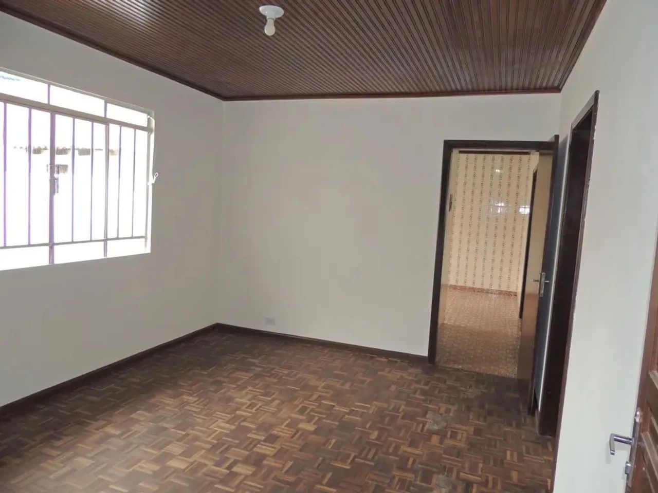 CASA EM ALVENARIA 3 QUARTOS - NOVO MUNDO - CASA 2 - FUNDOS COM ENTRADA INDEPENDENTE - Foto 2