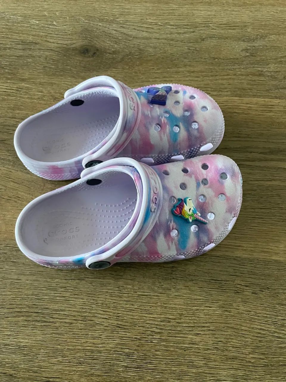 Crocs infantis tie dye