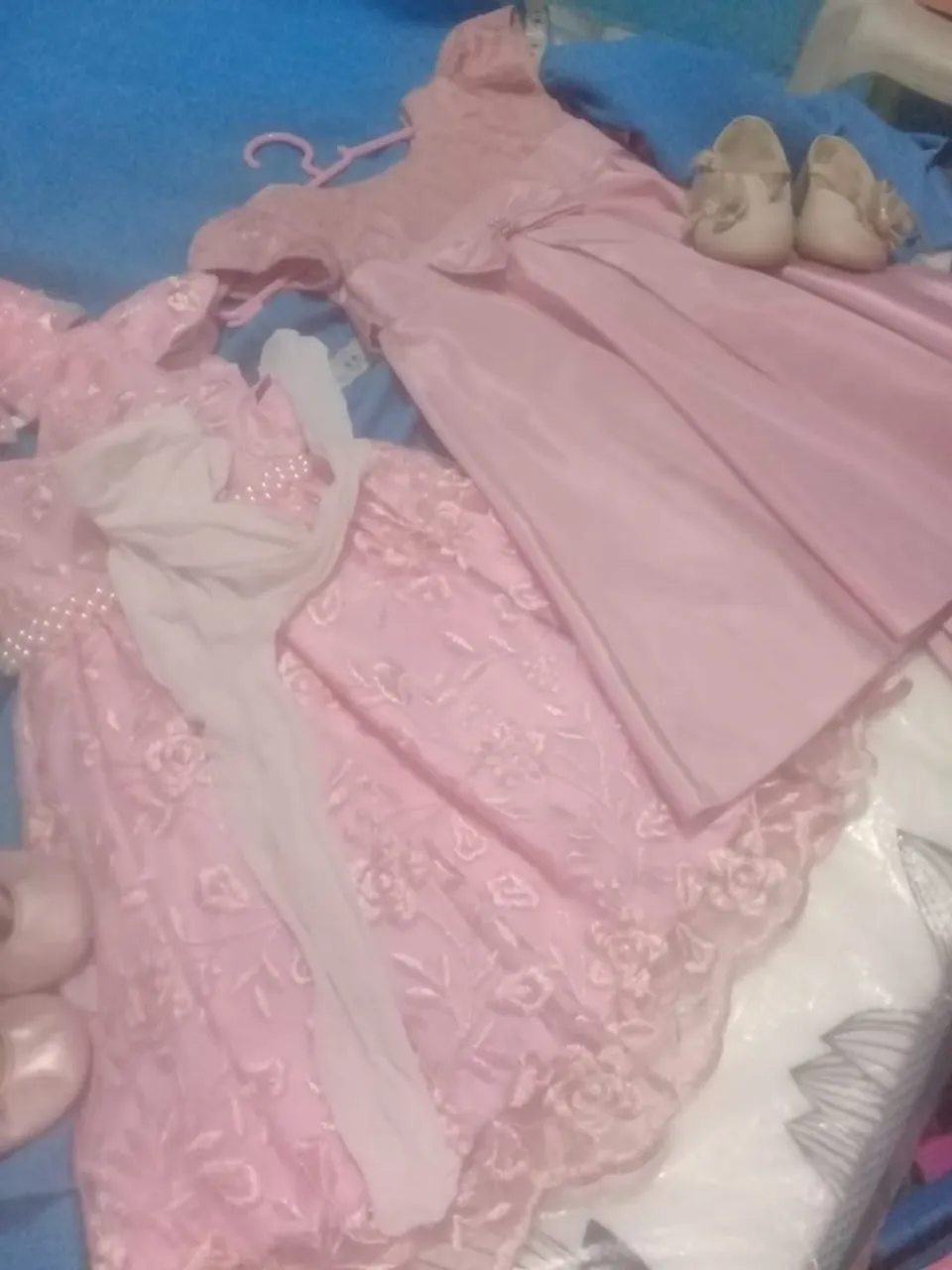 Vestidos e sapatinhos de festa infantil